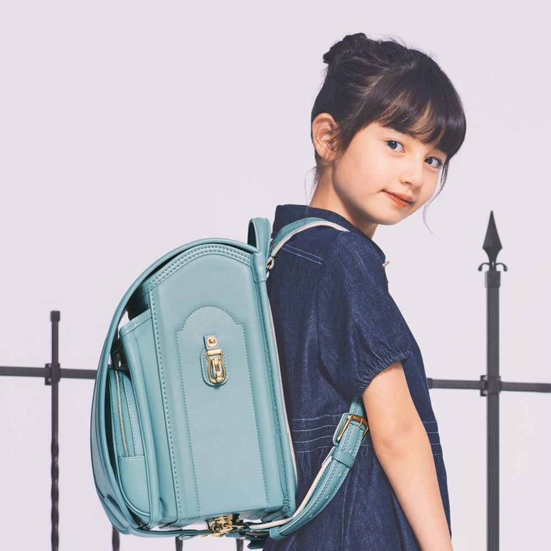 鳥のさえずりの中で見上げる朝の空のようなブルーで、しとやかな大人っぽさを