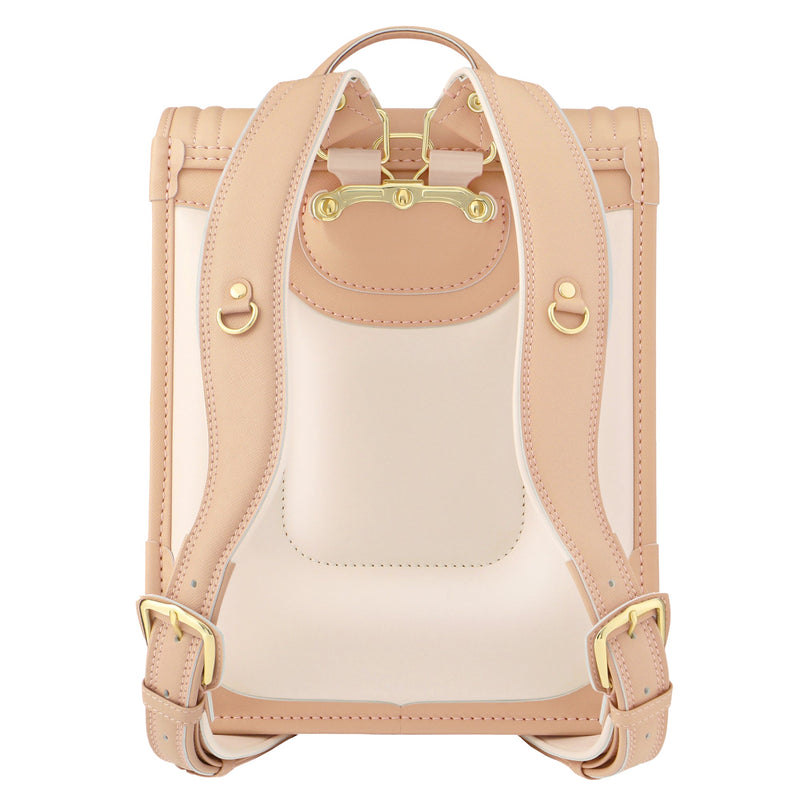 体にフィットするS字型の肩ベルト