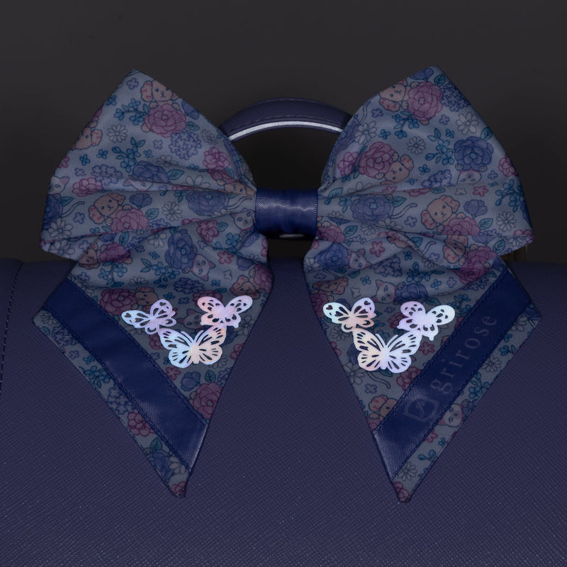 暗い所で光が当たるとオーロラカラーに輝く、チョウの絵柄の反射材付き