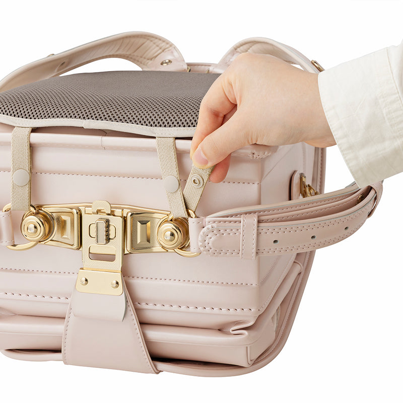 フタと金具に固定するだけの簡単装着