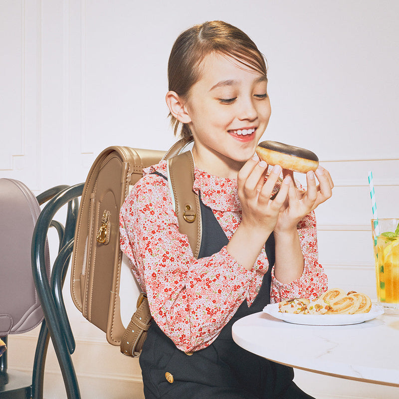 大人が味わうカフェラテのようなブラウンで、落ち着いたおしゃれさを