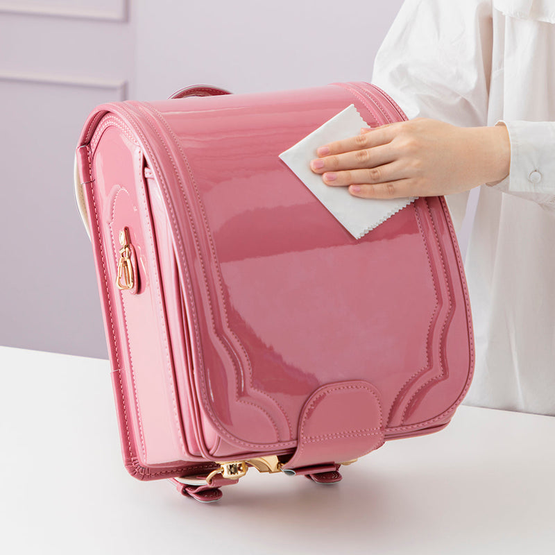 やわらかい布に取って薄く塗った後、乾いたやわらかい布で軽く磨くとぴかぴかに