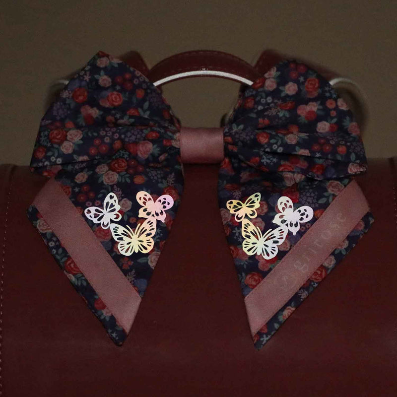 暗い所で光が当たるとオーロラカラーに輝く、チョウの絵柄の反射材付き