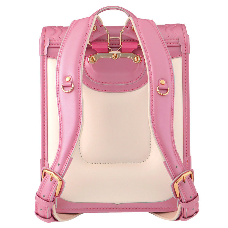 体にフィットするS字型の肩ベルト