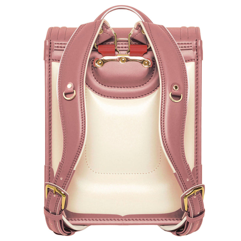 体にフィットするS字型の肩ベルト