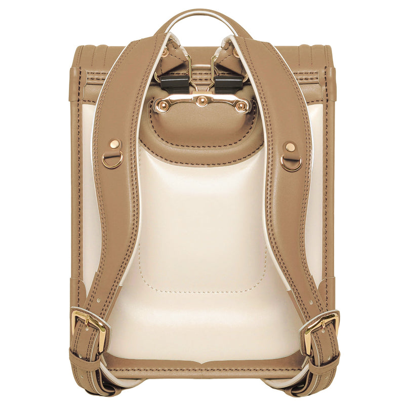 体にフィットするS字型の肩ベルト