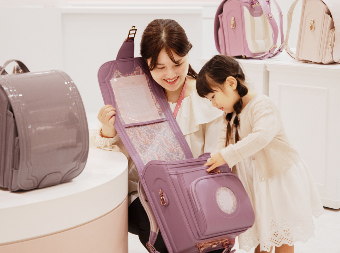 土屋鞄のランドセルを扱う店員