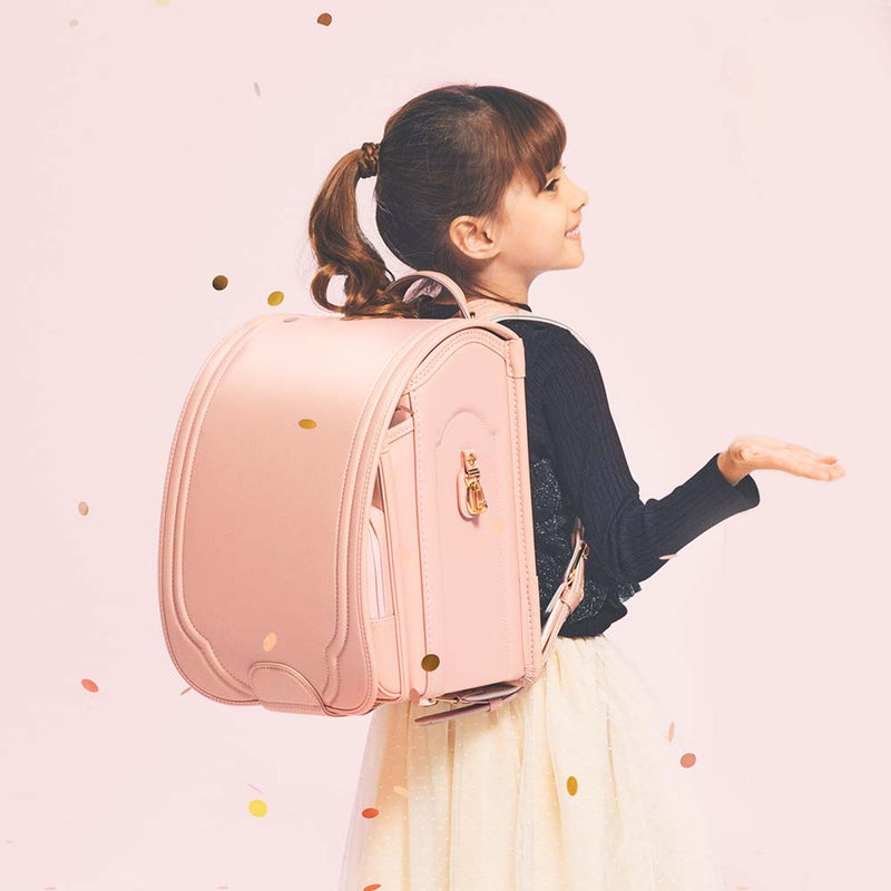 上品な香りの甘い桃を思わせるピンクベージュで、抜け感のあるやわらかな印象に
