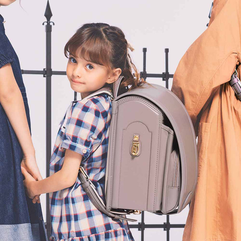 フランスの街並を思わせる上品なグレーで、知的でシックな雰囲気に